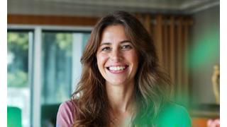 Žena se smeši tokom online webinar predavanja